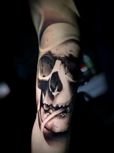 tatuaje realista calavera blanca interior