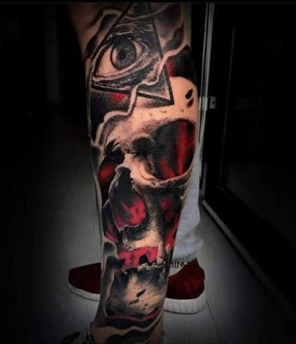 tatuaje realista calavera roja triangulo