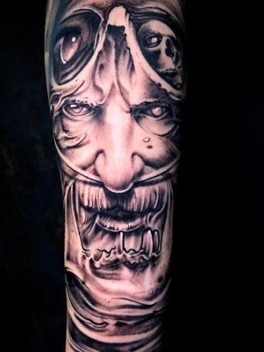 tatuaje realista cara cascaron