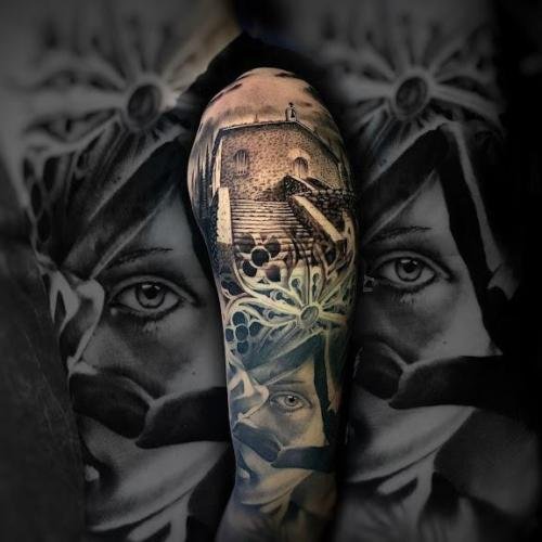 tatuaje realista iglesia triangulo ojo dedos niño