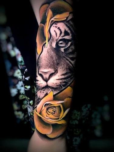 tatuaje realista rosas mujer