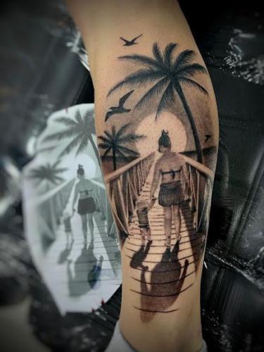 tatuaje realista madre hija paseo playa palmeras
