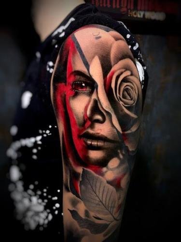 tatuaje realista media cara roja media rosa hombro chico callado