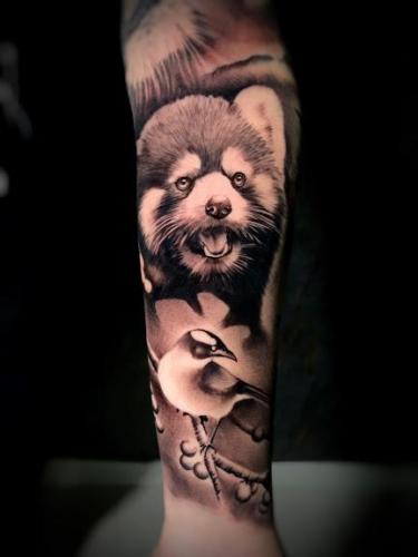 tatuaje realista mujer panda rojo